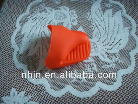 Convenient heat resistant silicone oven mitt