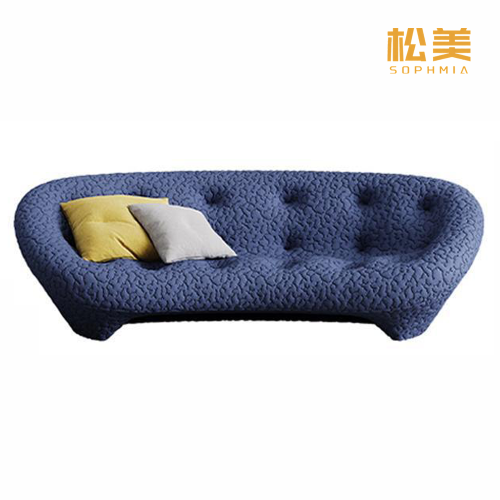 Элегантный одноместный диван из текстурированного бархата с изгибами