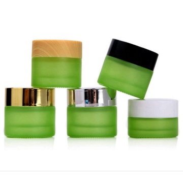 leere Hautpflege persönliche Pflege kosmetisch mattgrün und goldener gefrosteter Gesichtscreme 30ml 60 ml