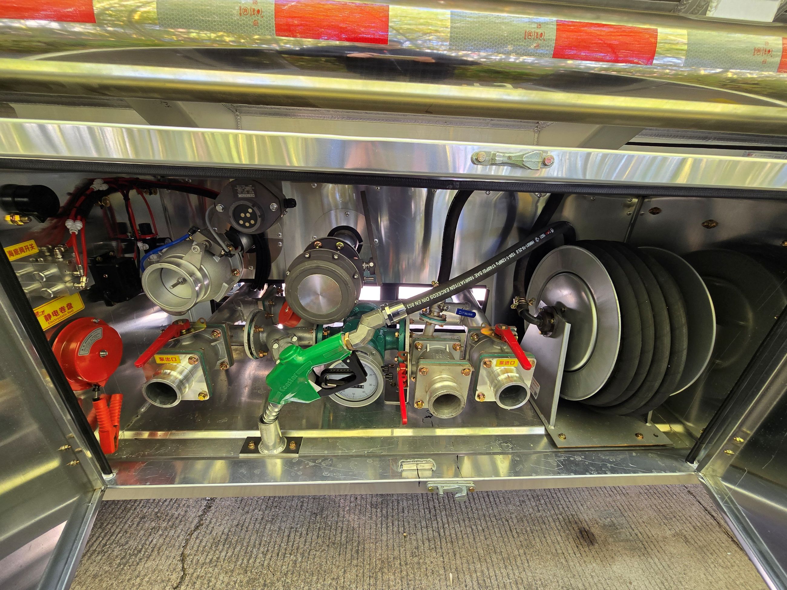 SITRAK HOWO 8×4 Oil Tanker Truck Delong 30.2m³