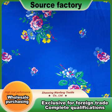 Göl mavisi tabanında büyük çiçek desenli