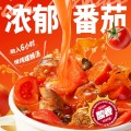 Kochkochte Tomatengeschmack Instantnudeln -Chinese -Nudeln