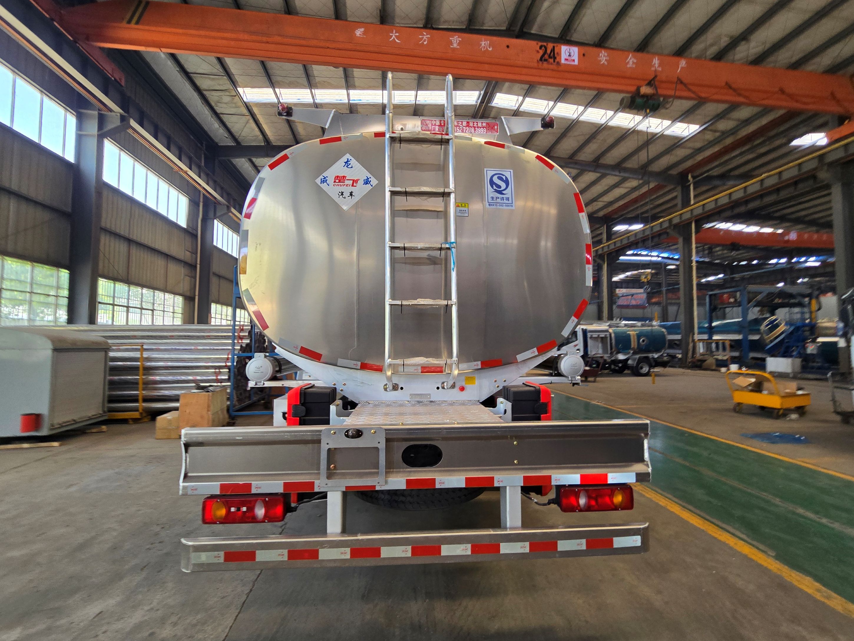 High Performance Dongfeng 6×4 25.5m³ Bulk fuel Carrier truck