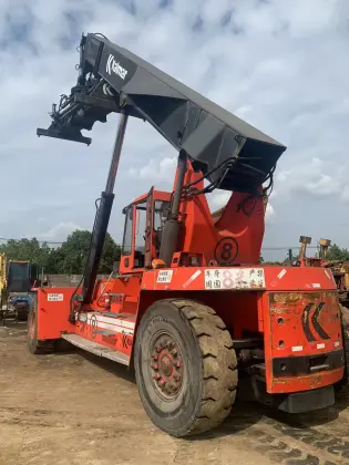 Discount Kalmar Container Lifting Equipment: 45 Ton Reach Stacker in Sweden