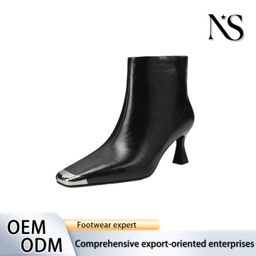 Botas cortas negras con tacón bajo y punta en punta