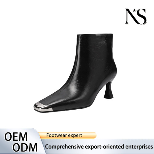 Botas cortas negras con tacón bajo y punta en punta