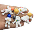 Vente chaude Flatback astronautes résine Spaceman Figurines Cabochons pour Bracelet collier boucles d&#39;oreilles pinces à cheveux faisant