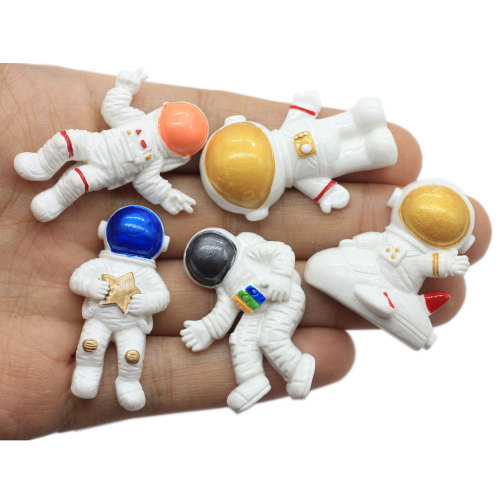 Vendita calda Flatback Astronauti Resina Spaceman Figurine Cabochons per bracciale Collana Orecchini Fermagli per capelli Making