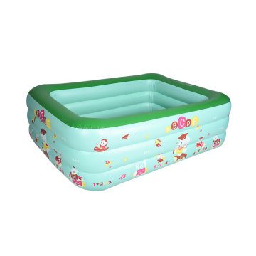 Piscina inflable para niños sobre piscina en tierra