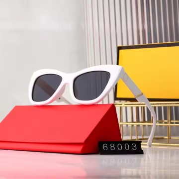 Occhiali da sole di lussuoso designer di design - tonalità retrò alla moda all'ingrosso per donne e uomini