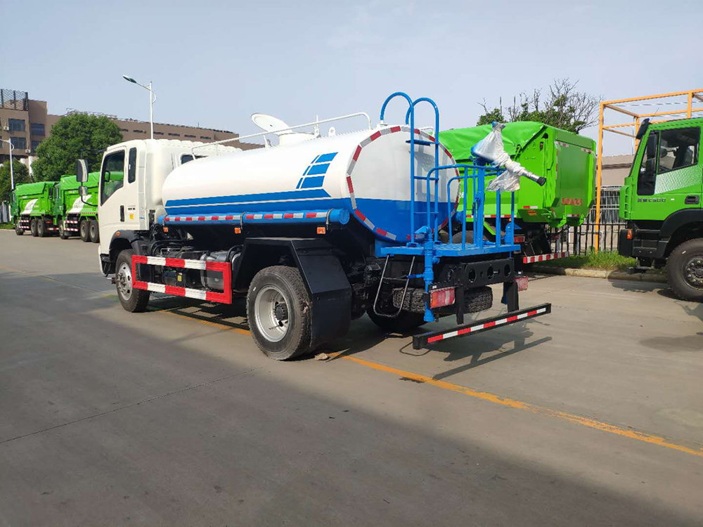 Sinotruk 4x2 8CBM 8000liters Water Distributor Truck