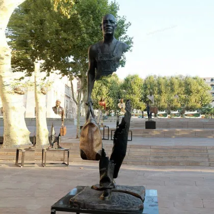 High quality metal figure statue life size bronze bruno sculpture with suitcase