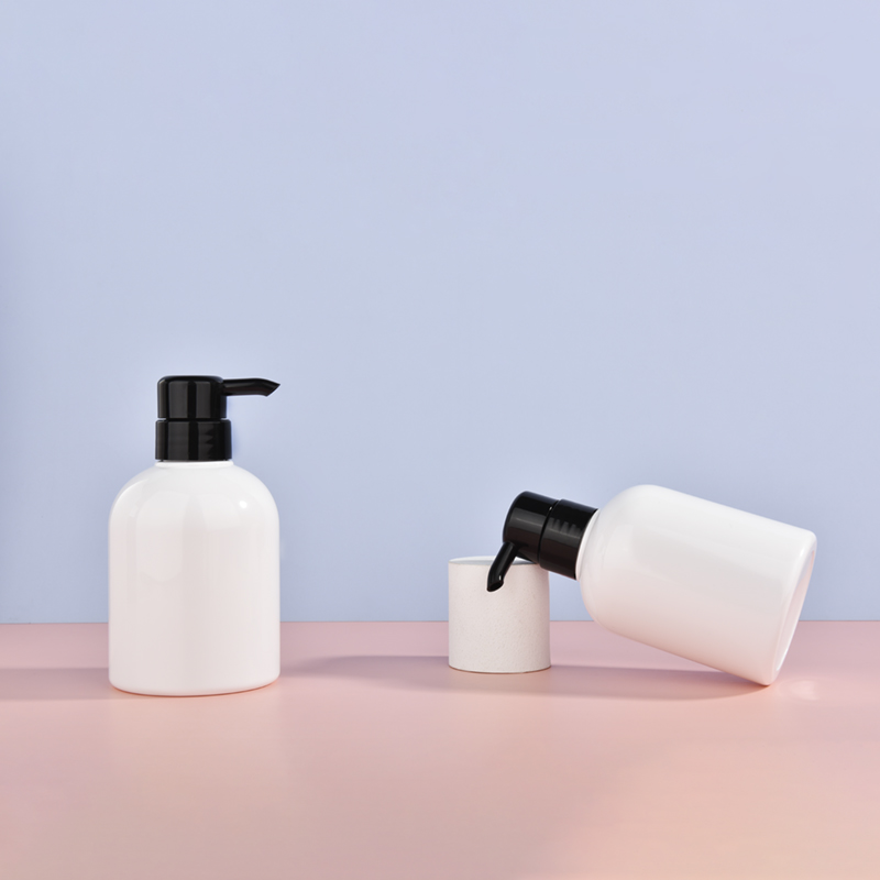 Bouteille de shampooing et gel douche et bouteille de désinfectant pour les mains