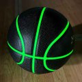 Groen licht pu lederen gloed in donker basketbal
