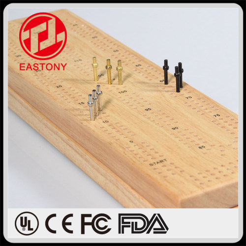 Tablero de 3 pistas con clavijas y tarjetas.