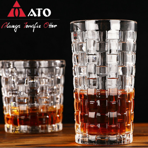 Modello moderno con tazza di vetro whisky barretta