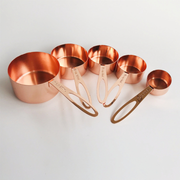 Set mit 5 Messbechern aus Metall
