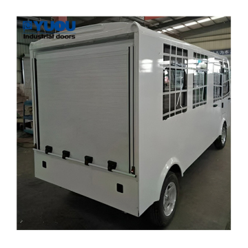 Brandweerwagen aluminium roll-updeur: open en dichtbij rustig