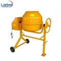 Kleine betonmixers op een trekker gemonteerde betonmixer