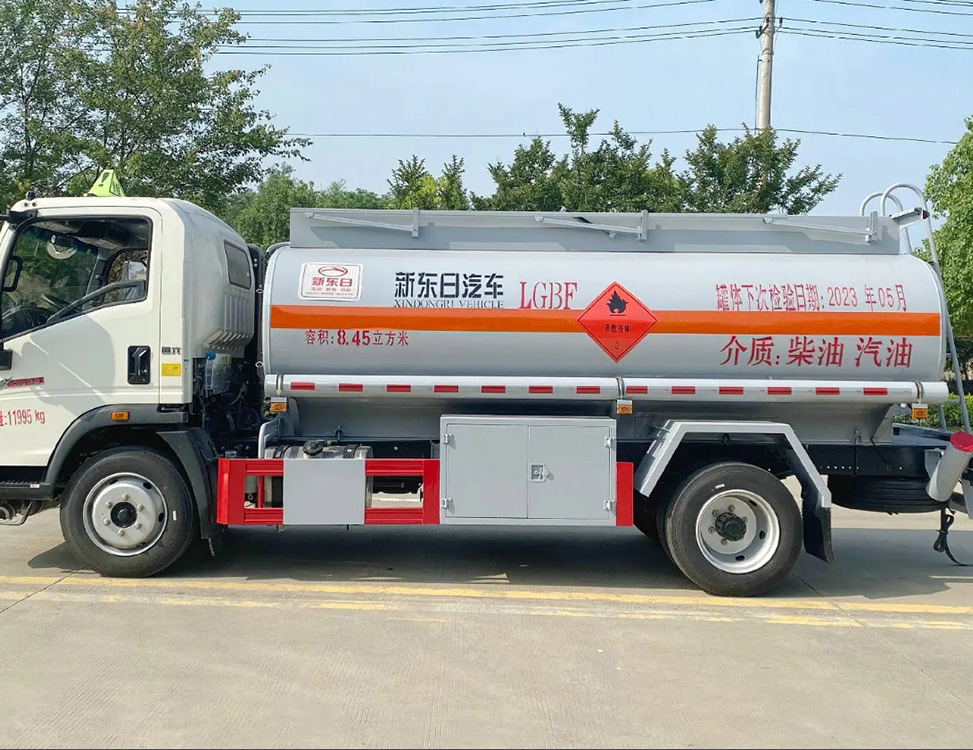 SINOTRUCK HOWO 6,000 litres Fuel Transport Tank Truck
