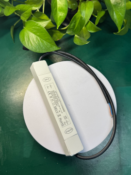 Constant current power adapter