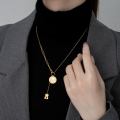 Collar de borla de oso de caricatura de moda en acero titanio