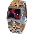 Reloj de madera natural del hombre cuadrado