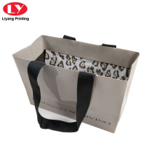 Vêtements gris transporter des sacs en papier Logo noir de luxe