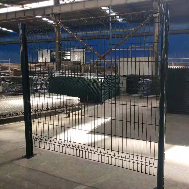 Welded wire mesh panel triangle bending fence