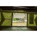 SUV acampamento ao ar livre no telhado automático na cobertura à prova d&#39;água