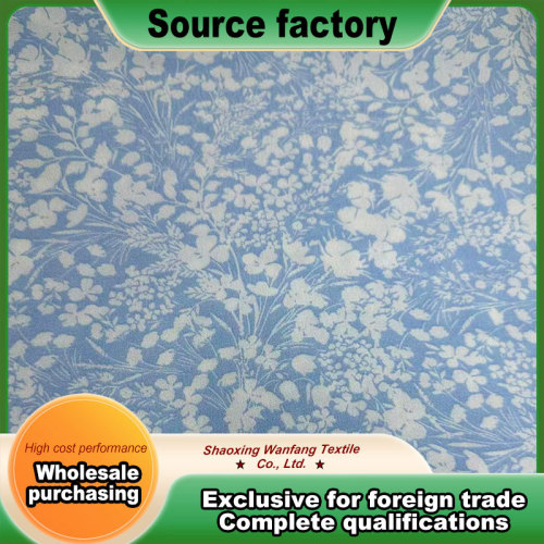 Mavi tabanda rengarenk çiçekler