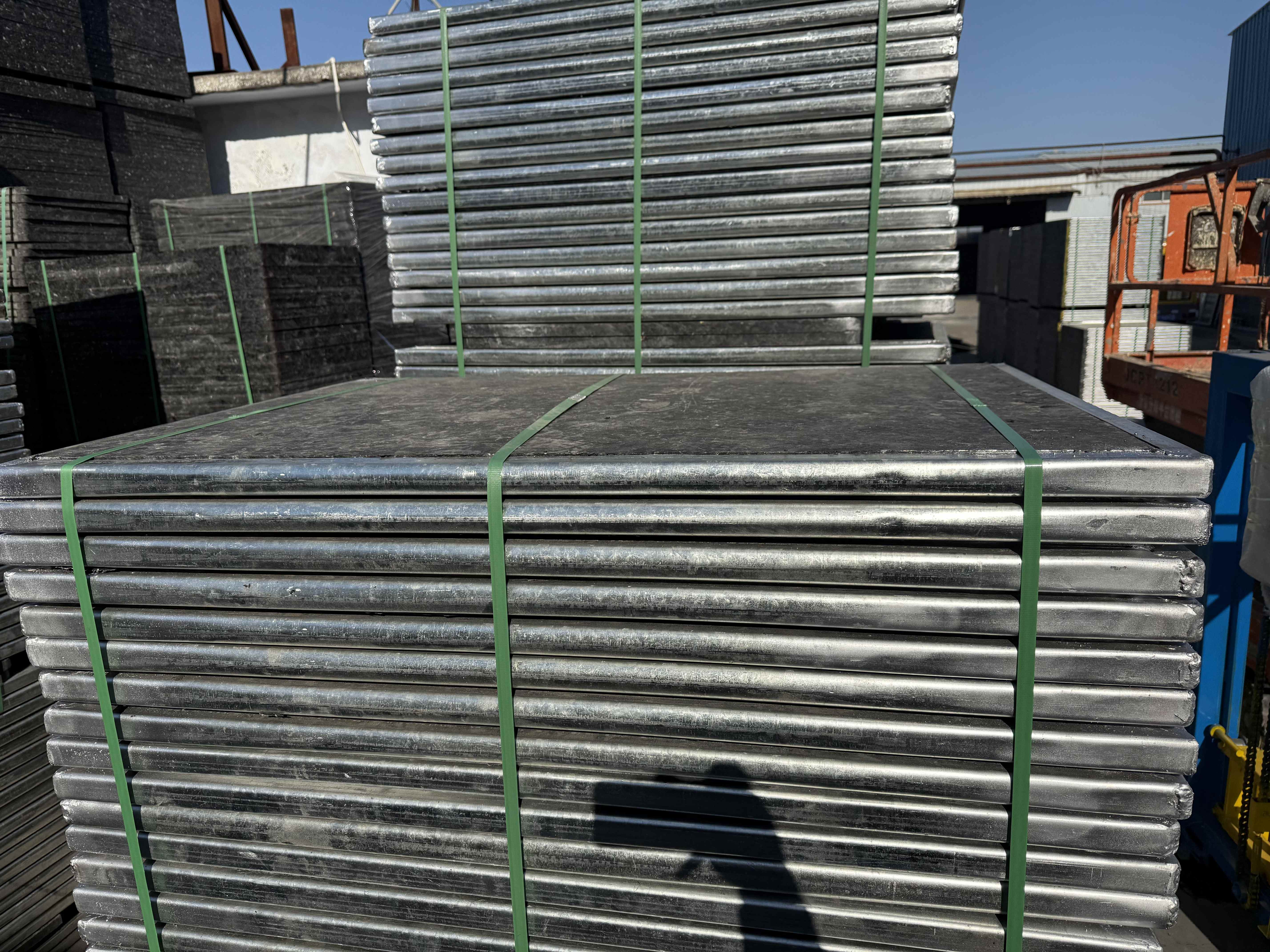 Pallet per macchine in mattoni con piastra di supporto in fibra di vetro e bordo in acciaio