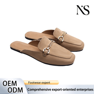 Mocasines tipo chinelas con cadena de ante beige