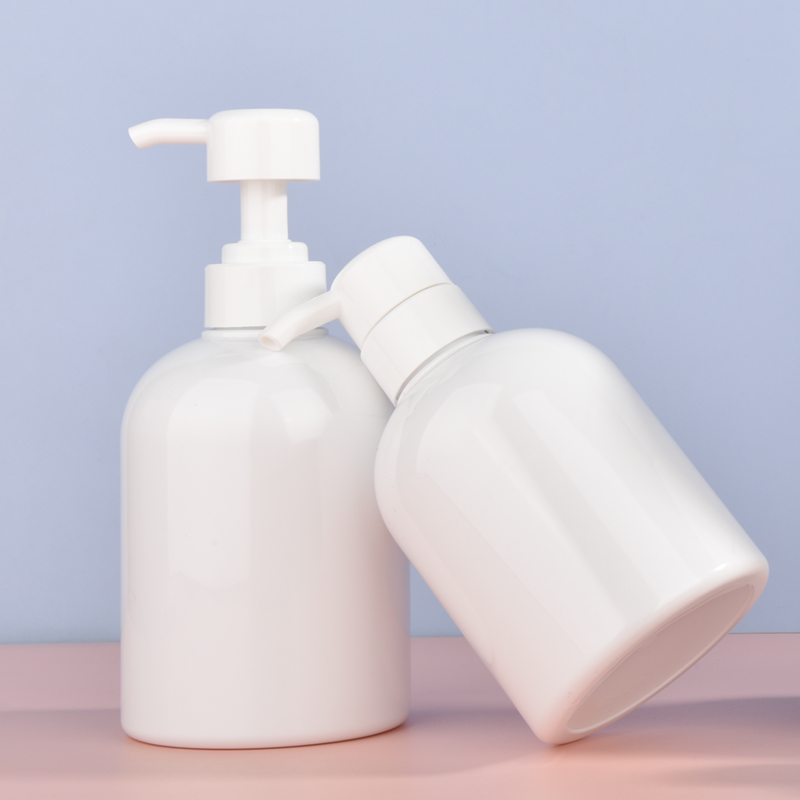 Bouteille de shampooing et gel douche et bouteille de désinfectant pour les mains