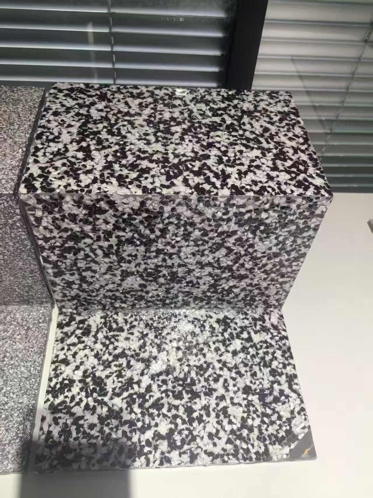 Escamas de roca epoxi resistentes a la intemperie