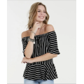 Camicia da donna con spalle scoperte a righe bianche e nere