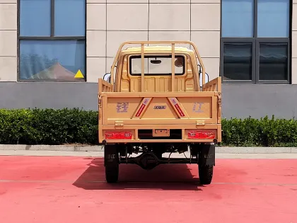 Half-shed three-wheeled motorcycle