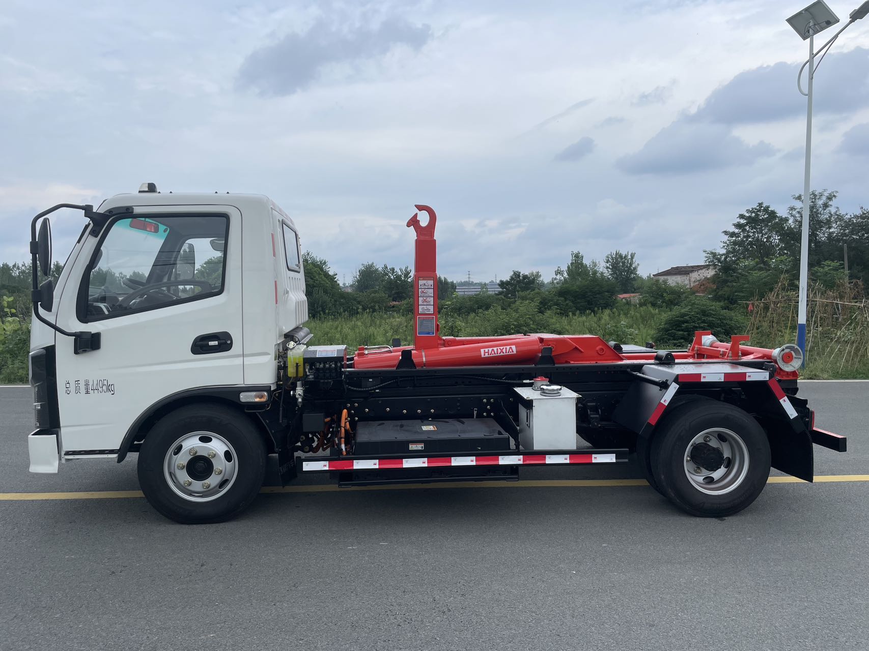 Electric hook lift truck for municipal fleets Canada