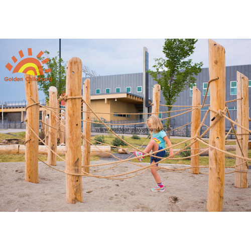 Natürliche Gebirgsspielplatz-Turm-Bergsteiger-Umwelt