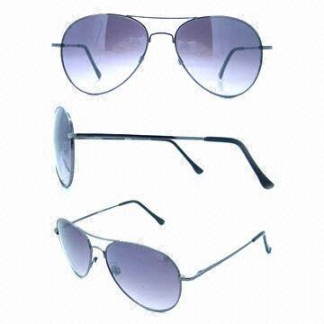 Fashionable Sunglasses with Gradient Smoke and UV400 Protection Lens, Suitable for Men