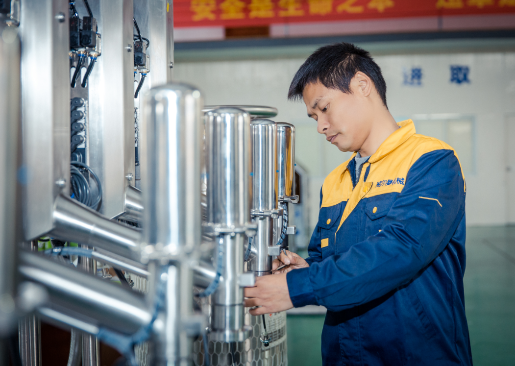 Liquid nitrogen dosing machine for oil production line