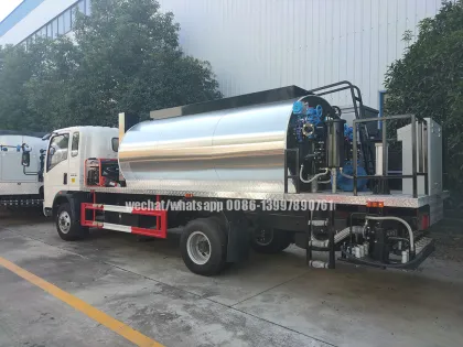 SINOTRUCK HOWO 5Tons Asphalt Distributor/Spraying Truck