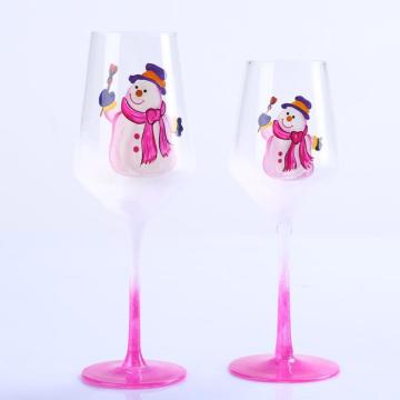 Adesivo de boneco de neve rosa transparente com haste alta em copo de vinho tinto