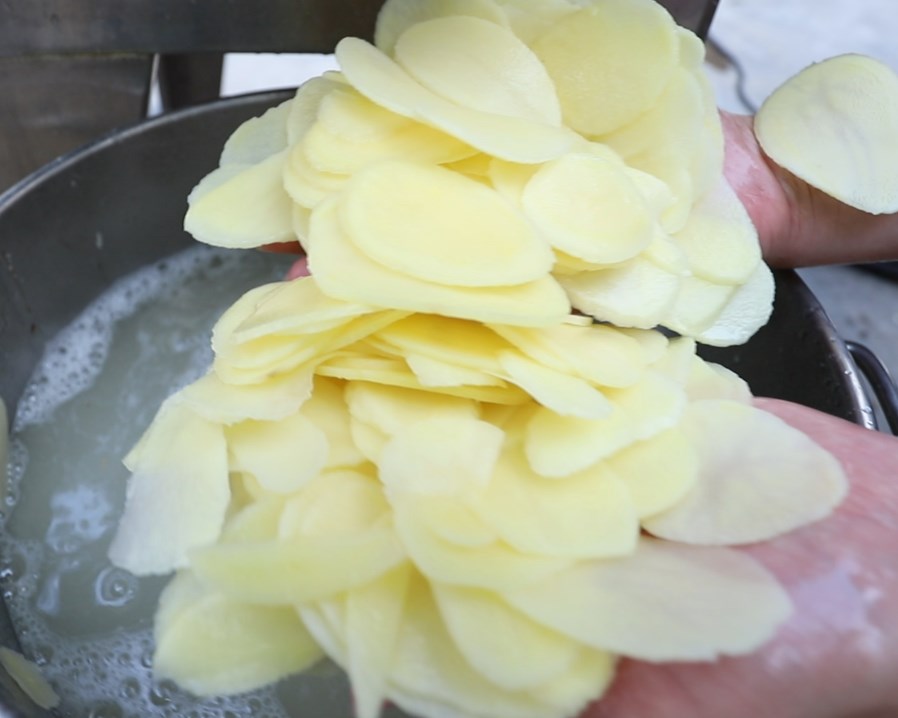 Batatas fritas frescas fazendo linha