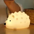 Linda luz nocturna LED de erizo para dormitorios para niños