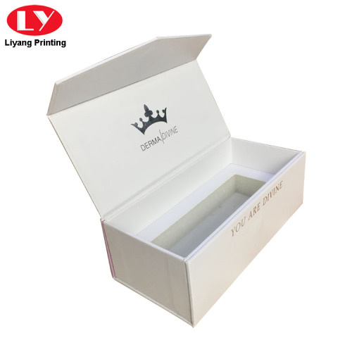 Caja de regalo de oro liso blanco con logotipo plateado