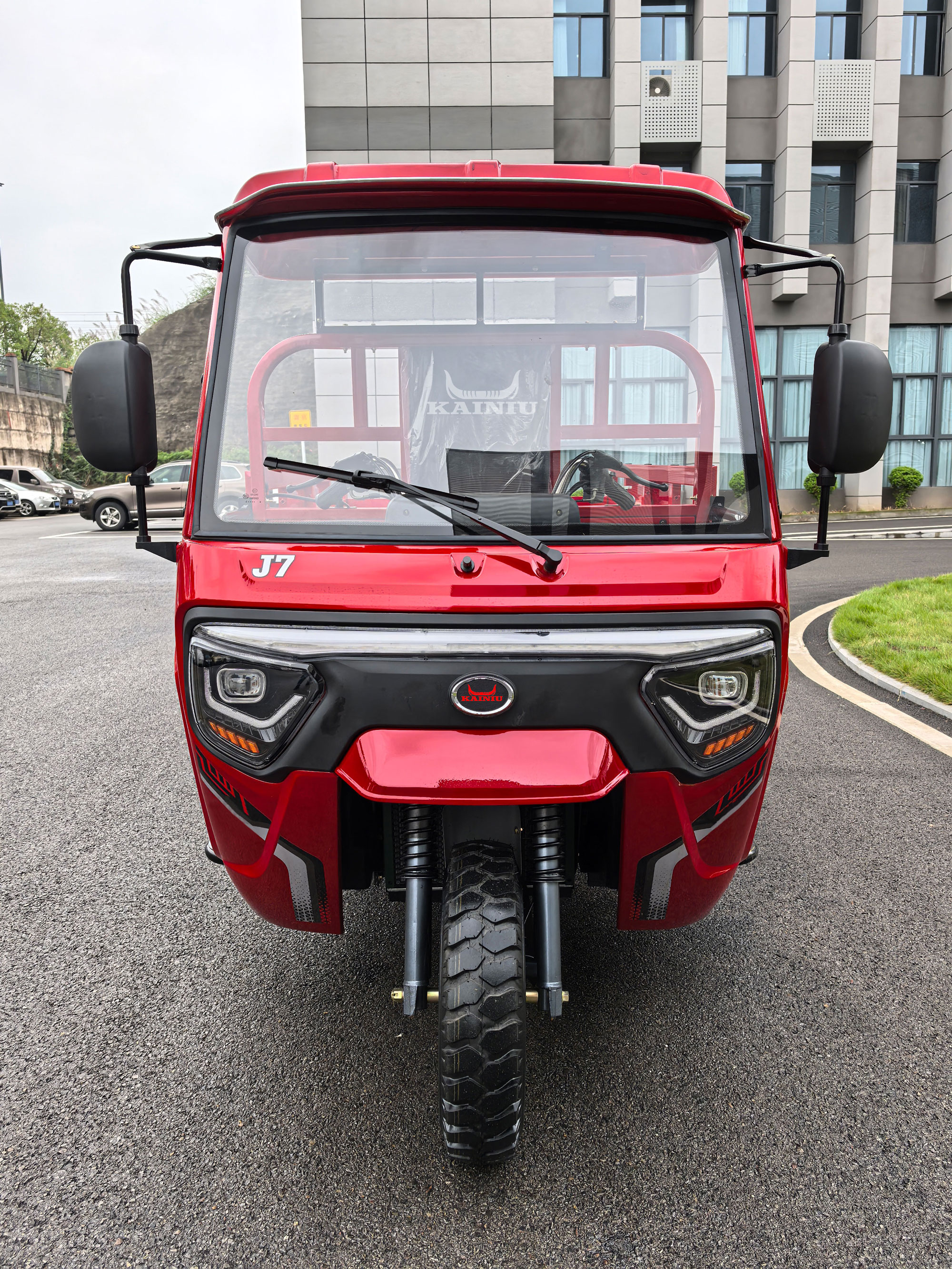 Прочный трехколесный коммунальный автомобиль с закрытой кабиной