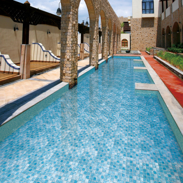 Piastrelle moderne di piscina blu: esplorare gli eleganti disegni a mosaico in vetro