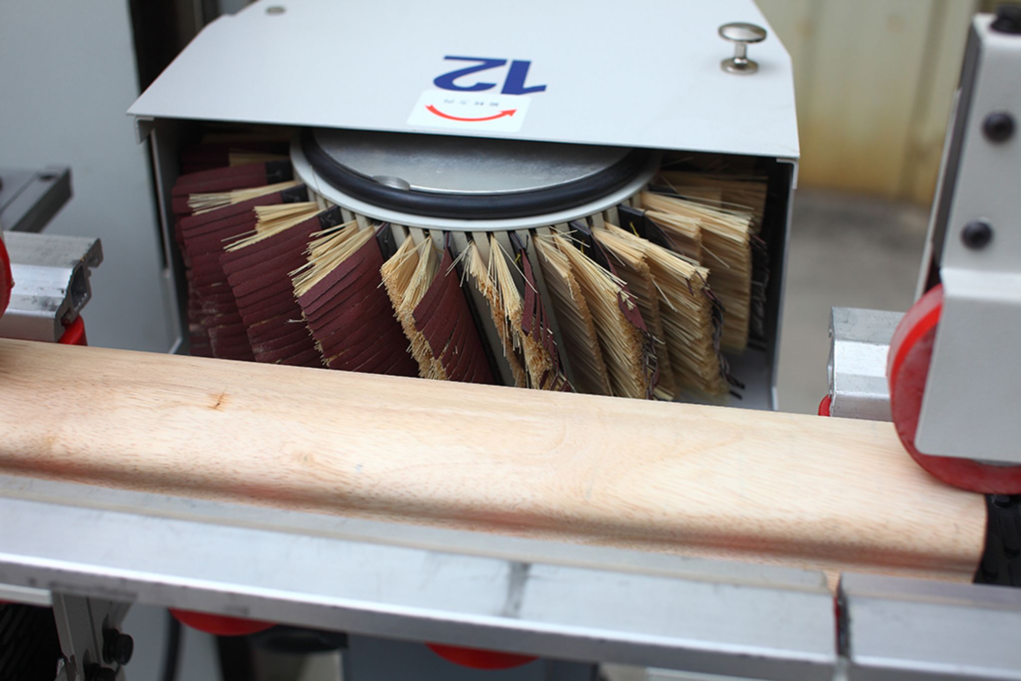 Profile sander for wood linear with fully enclosed dust-proof cover