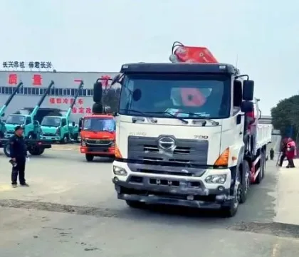 Hino 8X4 12Wheels Cargo Truck with 16ton Knuckle Crane